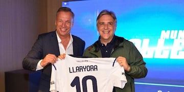 Con la 10. Andrés Fassi le obsequió al candidato a gobernador Martín Llaryora una emblemática casaca de Talleres.