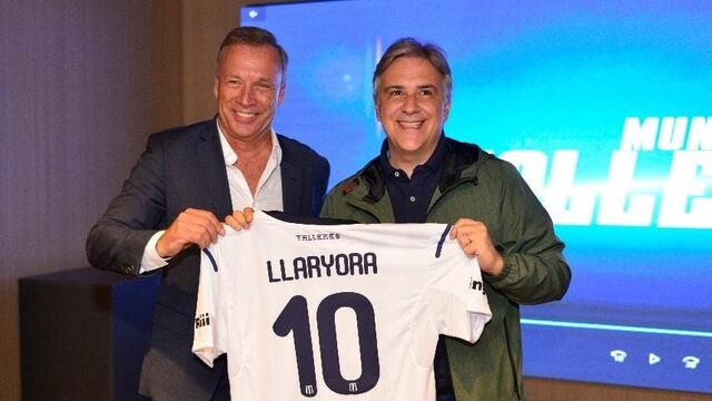 Con la 10. Andrés Fassi le obsequió al candidato a gobernador Martín Llaryora una emblemática casaca de Talleres.