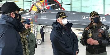 El Ministro de Defensa, Jorge Taiana. visitó la Base Naval Puerto Belgrano, la Base Aeronaval Comandante Espora y varios destinos.