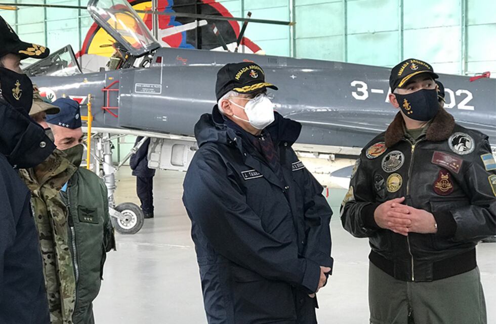 El Ministro Taiana llega a Puerto Belgrano por el Día de la Armada