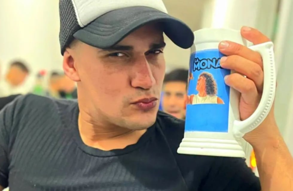 Con remera y saco de La Mona Jiménez: así entró el cordobés “monero” a Gran Hermano 2024