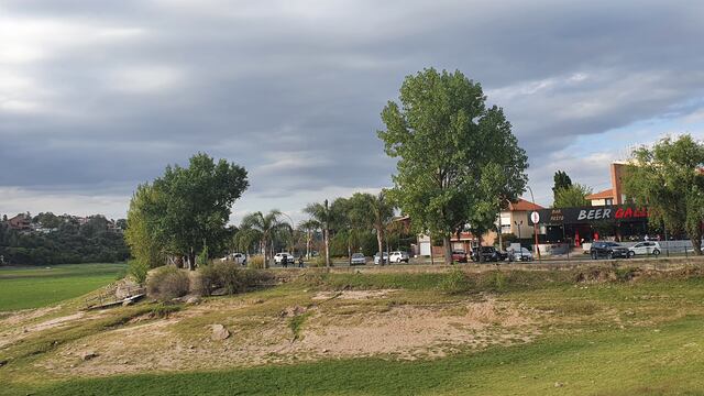 La costanera de Carlos Paz en una de las primeras tardes de verano (2020). (Foto: VíaCarlosPaz).