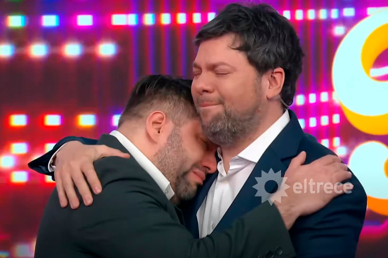 Guido Kazcka, emocionado con un participante en vivo.