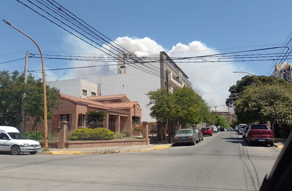 Un tremendo incendio forestal amenaza a los distritos del oeste en Villa Carlos Paz