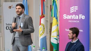 El gobernador Maximiliano Pullaro junto al intendente de San Vicente, Gonzalo Aira