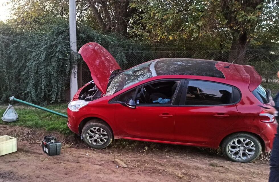 Perdió el control de su vehículo y chocó contra una de las farolas de la Costanera de Arroyito