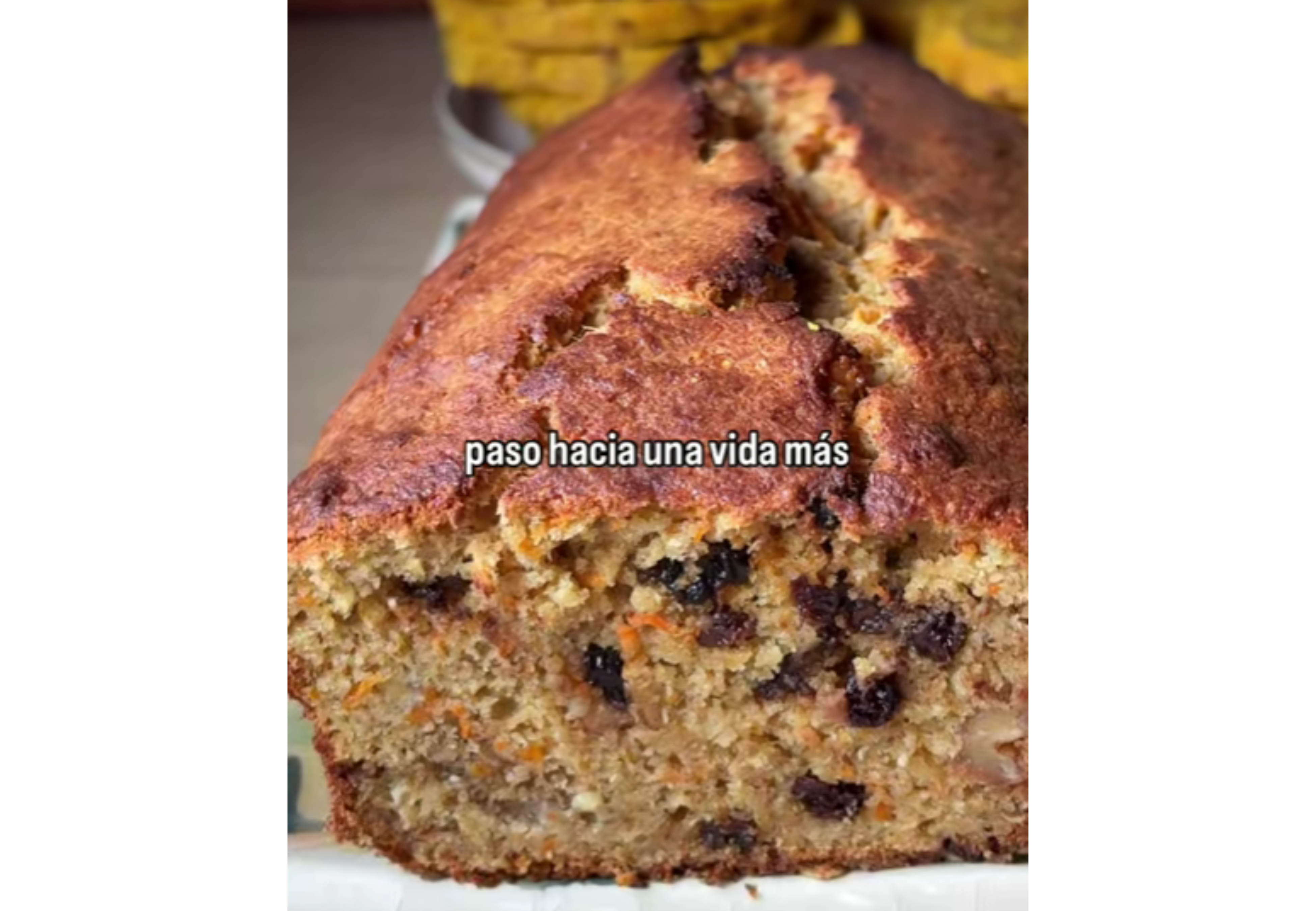 Así de húmedo queda el budín de banana y zanahoria.