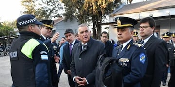 Jaldo entregó 4.500 chalecos antibalas a la policía provincial.