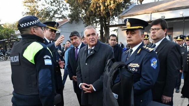 Jaldo entregó 4.500 chalecos antibalas a la policía provincial.