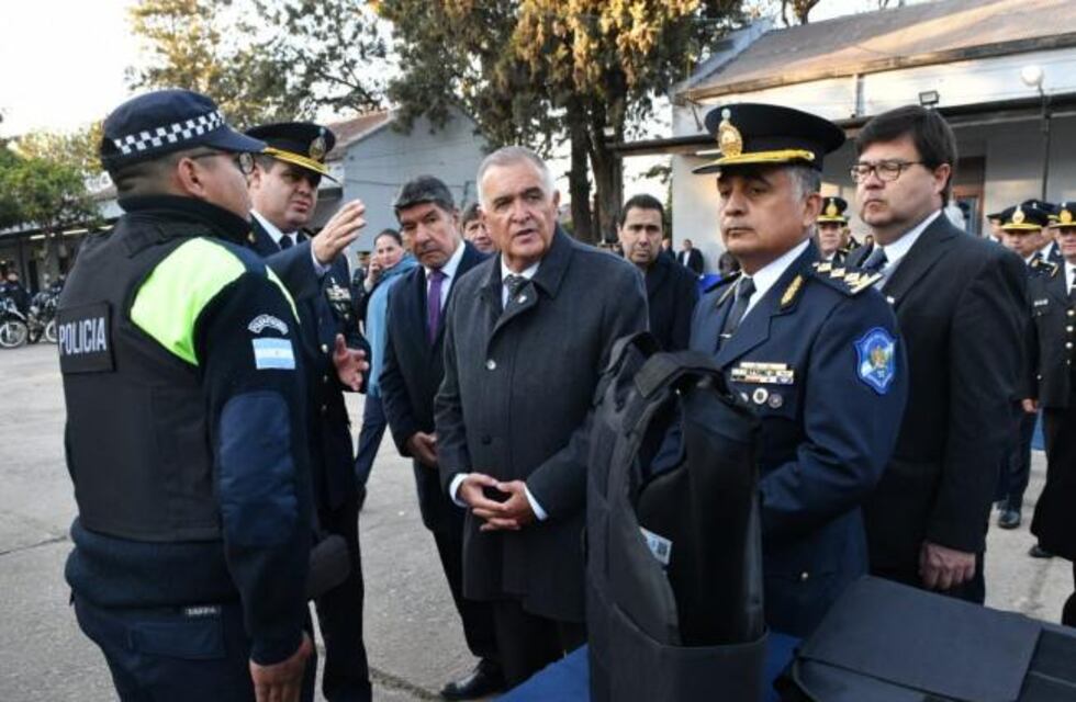 Seguridad: Jaldo entregó equipamiento a personal policial