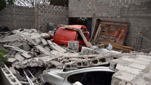 Cuatro autos aplastados al derrumbarse una pared por el fuerte viento en barrio Carcano de la ciudad de Córdoba. El propietario contó que se escuchó una explosión fuerte cuando todo se vino abajo. (Pedro Castillo/ La Voz)