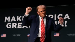 El expresidente Donald Trump baila en el escenario durante un mitin, el domingo 29 de octubre de 2023, en Sioux City, Iowa. (AP Foto/Charlie Neibergall)