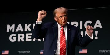 El expresidente Donald Trump baila en el escenario durante un mitin, el domingo 29 de octubre de 2023, en Sioux City, Iowa. (AP Foto/Charlie Neibergall)