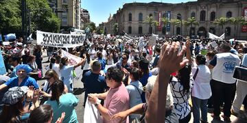 El personal de salud de todos los hospitales provinciales de la ciudad de Córdoba realizan un paro por tiempo indeterminado.