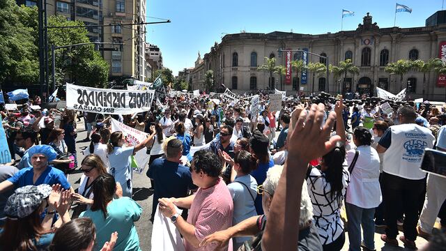 El personal de salud de todos los hospitales provinciales de la ciudad de Córdoba realizan un paro por tiempo indeterminado.