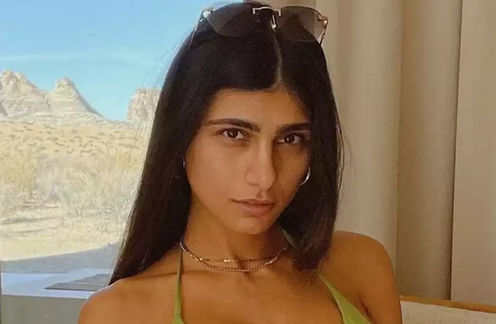 Mia Khalifa posó frente al espejo con un conjunto marrón que marcó tendencia entre sus fanáticos