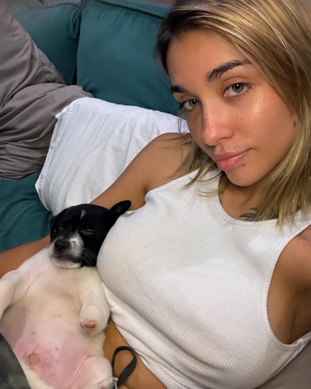 María el día que adoptó a su nuevo perrito.