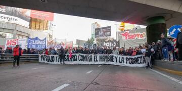 El avance de los piqueteros, este miércoles en el Puente Pueyrredón.