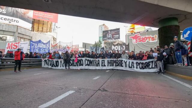El avance de los piqueteros, este miércoles en el Puente Pueyrredón.