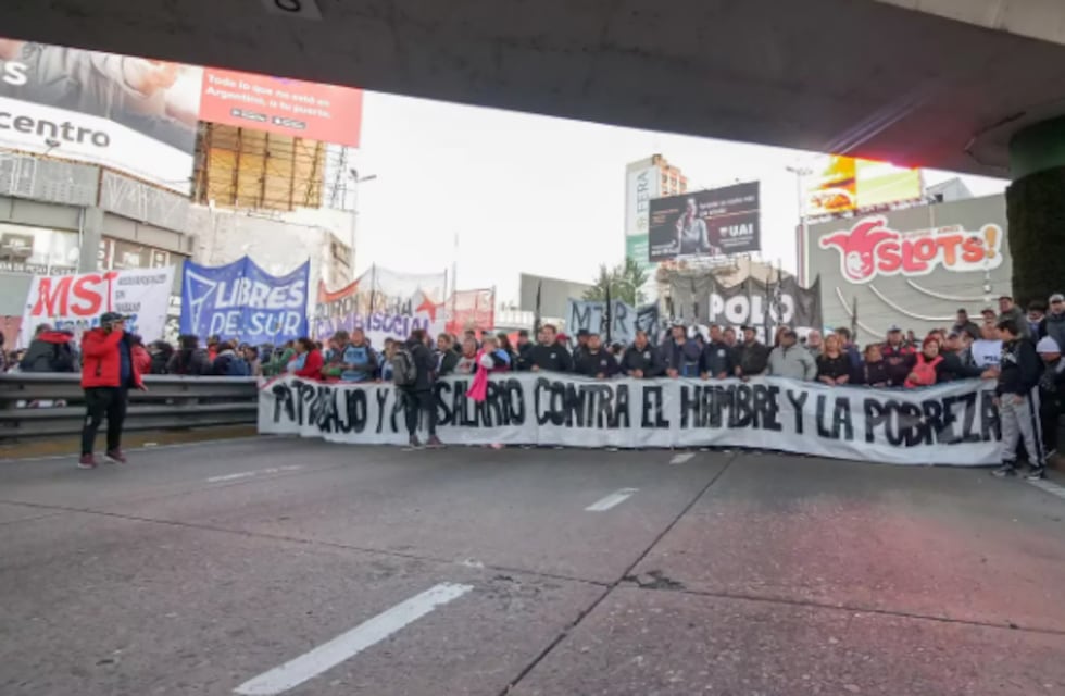 Nueva jornada de protestas: piqueteros cortaron Puente Pueyrredón, para hacer una vigilia en Plaza de Mayo