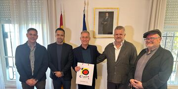 El Cónsul de españa junto a las autoridades de Villa Carlos Paz.