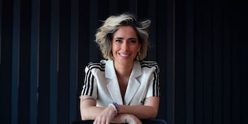 La actriz confirmó que lleva un romance con el rapero.