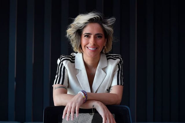 La actriz confirmó que lleva un romance con el rapero.