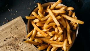 Crujientes y como en los restaurantes: el truco para preparar papas fritas de forma rápida y sencilla.