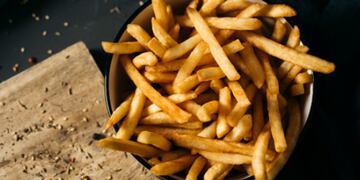 Crujientes y como en los restaurantes: el truco para preparar papas fritas de forma rápida y sencilla.