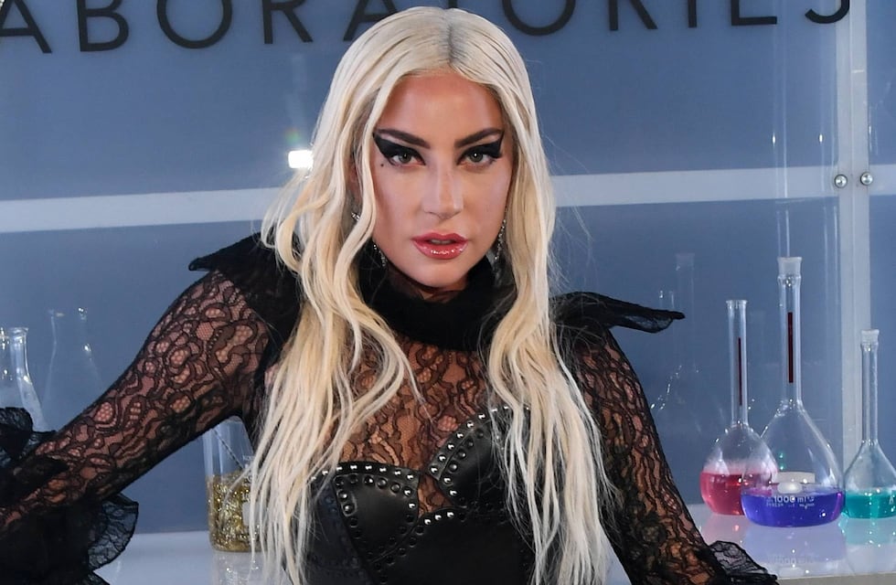 Lady Gaga deslumbró con una microbikini al estilo batik