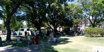 La Plaza 9 de Julio, llena de gente esperando por ser hisopada