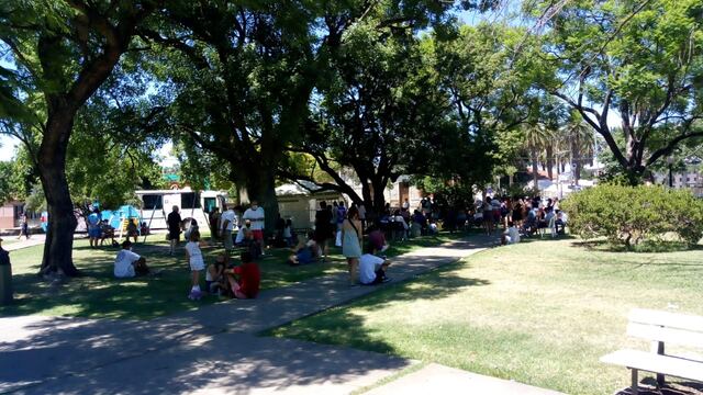 La Plaza 9 de Julio, llena de gente esperando por ser hisopada