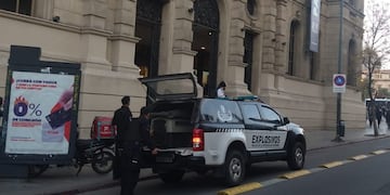 La división de Explosivos de la Policía de Córdoba se hizo presente en el lugar.