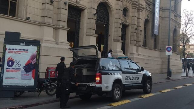 La división de Explosivos de la Policía de Córdoba se hizo presente en el lugar.