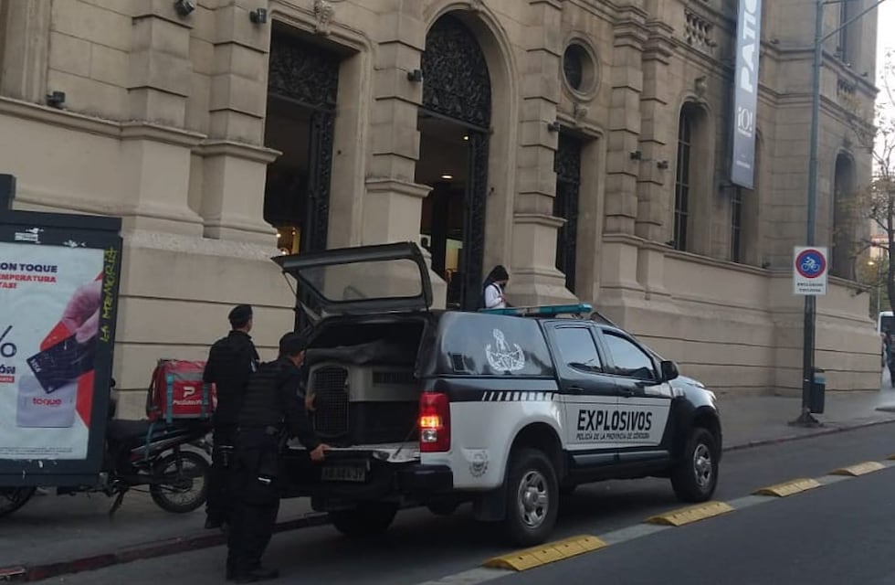 Terror en Córdoba: gran despliegue policial en el Patio Olmos por una amenaza de bomba