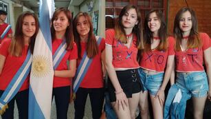 Valentina, Josefina y Milagros recibieron la bandera de Argentina.