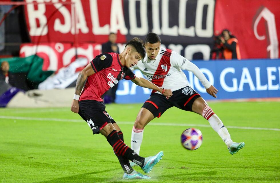 Susto en Newell’s: Brian Aguirre zafó de la roja ante River tras un patadón