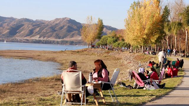 La Costanera de Carlos Paz concentra gran cantidad de gente que disfruta de las vacaciones. (Yanina Aguirre / La voz)