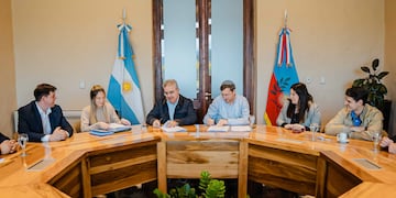 El convenio firmado por Raúl Jalil prevé una inversión de 9 millones de dólares y prioriza el empleo local y la eficiencia hídrica.