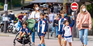 Antonela Rocuzzo paseando con sus hijos por París. (Caras)