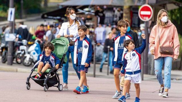 Antonela Rocuzzo paseando con sus hijos por París. (Caras)