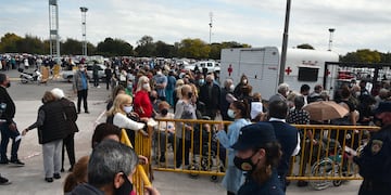 Con el aumento de casos, la gente se volcó masivamente a los vacunatorios (Pedro Castillo/La Voz).