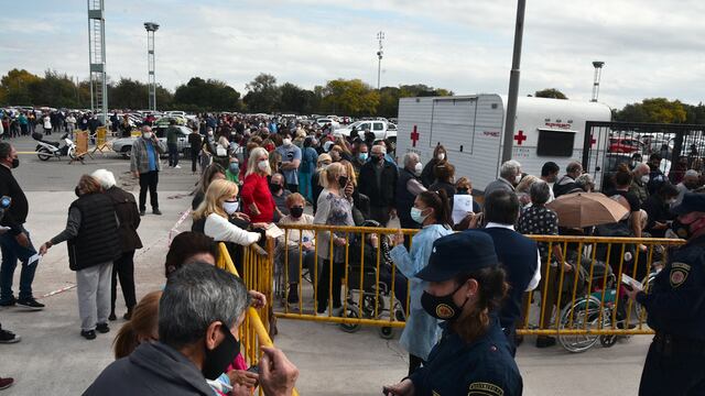 Con el aumento de casos, la gente se volcó masivamente a los vacunatorios (Pedro Castillo/La Voz).