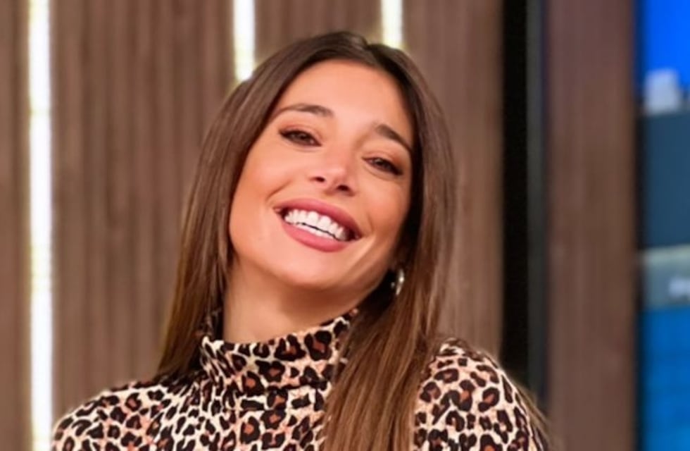 Sol Pérez posó desde la cama con un top cut out negro: “Soy un 10, pero...”