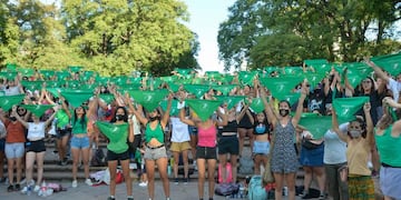 Cientos de mujeres iniciaron una vigilia mientras se trata en el Senado Nacional el Proyecto de Interrupción Voluntaria del Embarazo. Nicolás Ríos/Los Andes