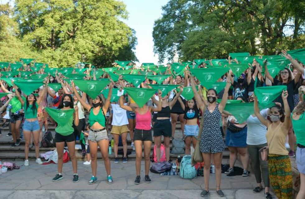 Multitudinaria manifestación para apoyar el aborto legal en Plaza Independencia