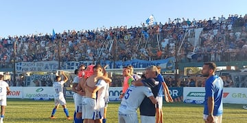 Los festejos de Atenas de Río Cuarto al lograr el ascenso al Torneo Federal A. (Foto de Federico Sottano)