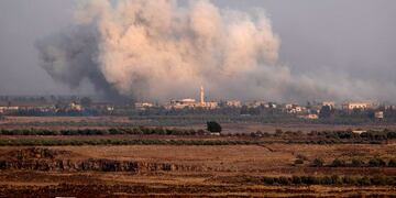 El humo que provocó el impacto del cohete en la frontera de Siria e Israel.(EFE/Atef Safadi)