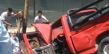 Una de las camionetas que luego de chocar atropelló a una nena de 3 años que murió. Terminó en un zanjón. Gentileza El Nueve.com