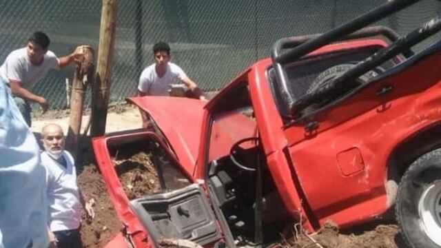 Una de las camionetas que luego de chocar atropelló a una nena de 3 años que murió. Terminó en un zanjón. Gentileza El Nueve.com